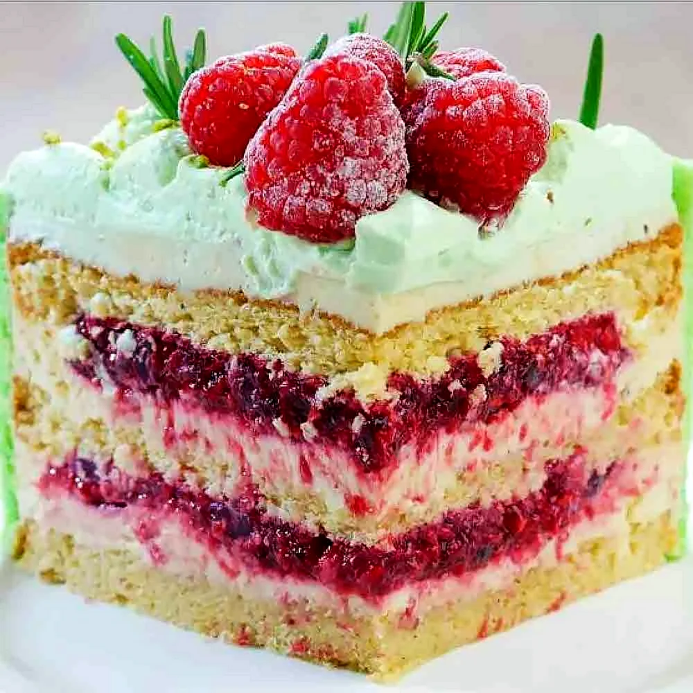 Бисквитный торт с ягодным конфи