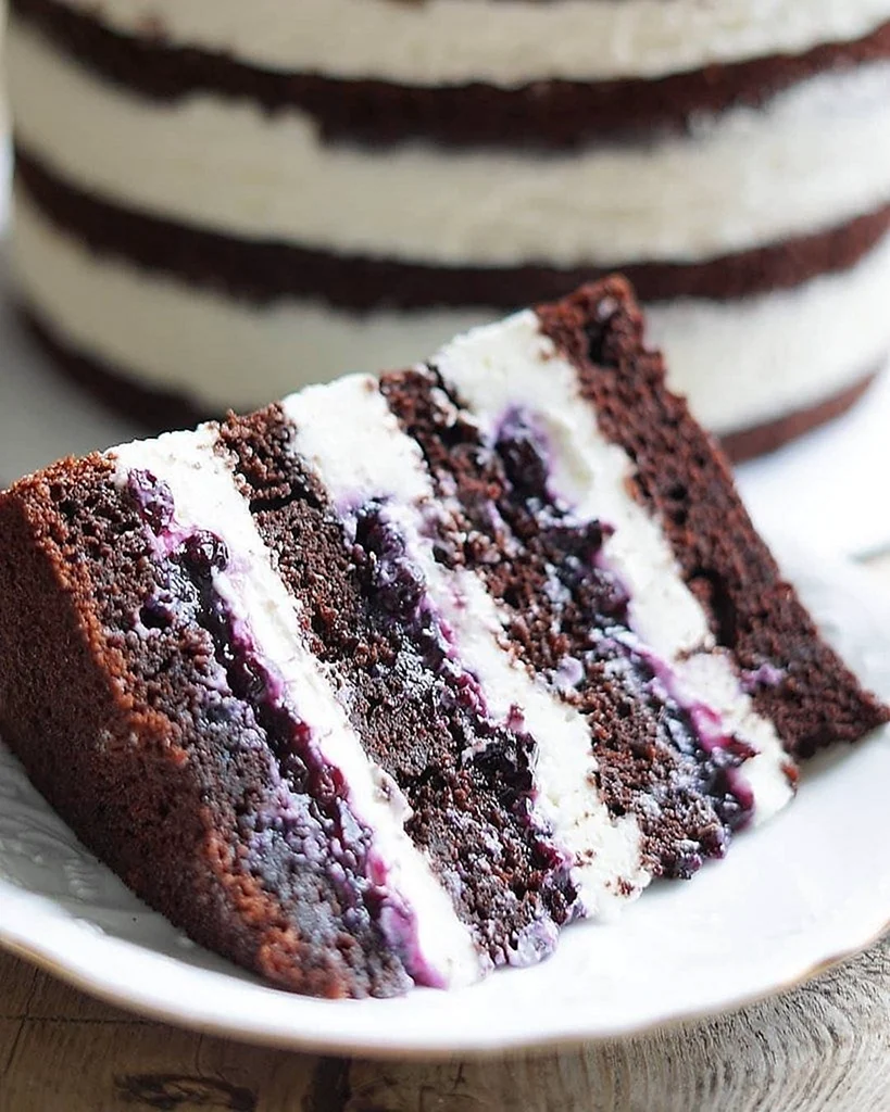 Черничный торт с шоколадным бисквитом