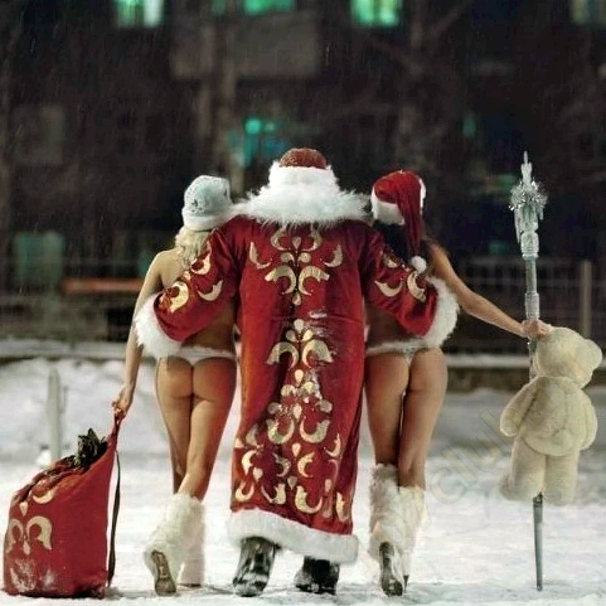 Дед Мороз со снегурочками