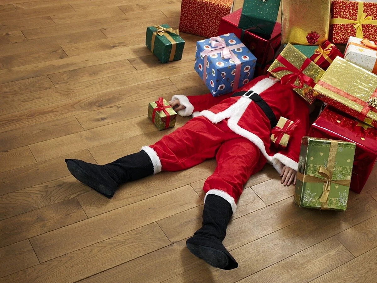 Дед Мороз спит под елкой
