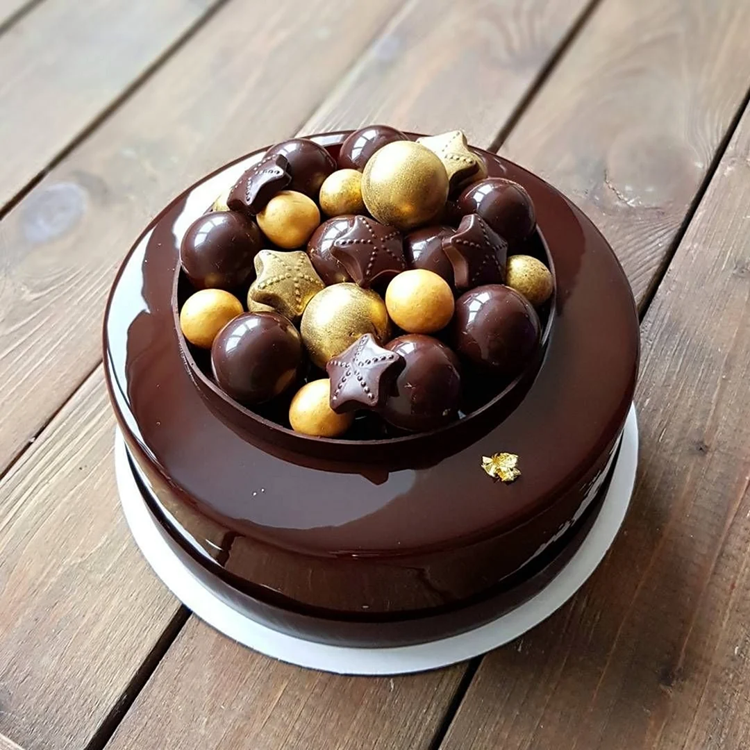 Декор торта шоколадными шариками