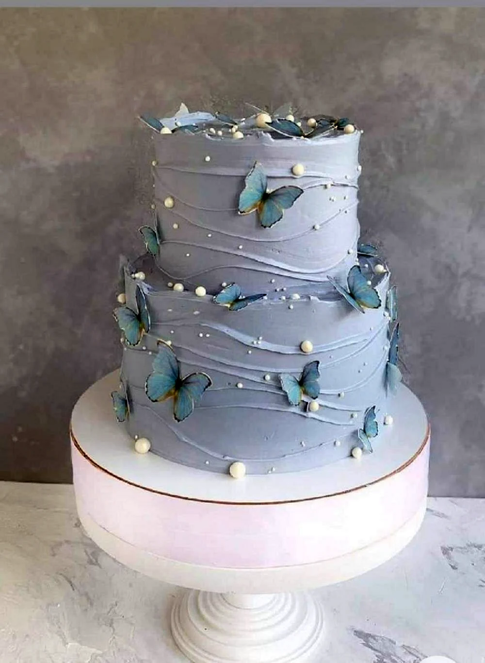 Двухярусный торт с бабочками