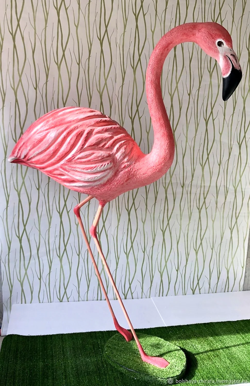 Фламинго скульптура