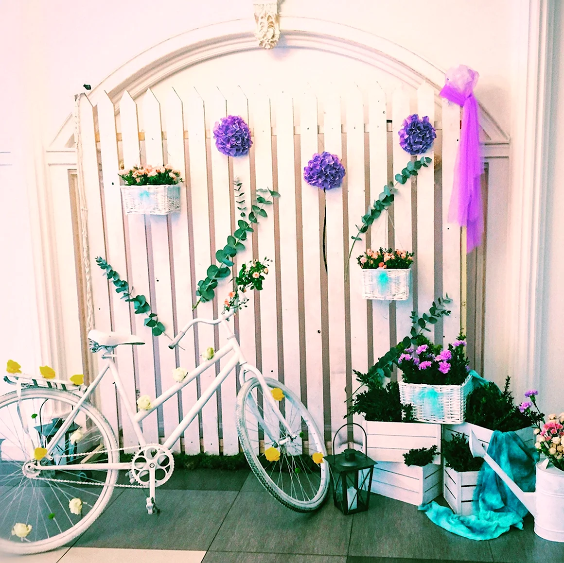 Фотозона с велосипедом и цветами