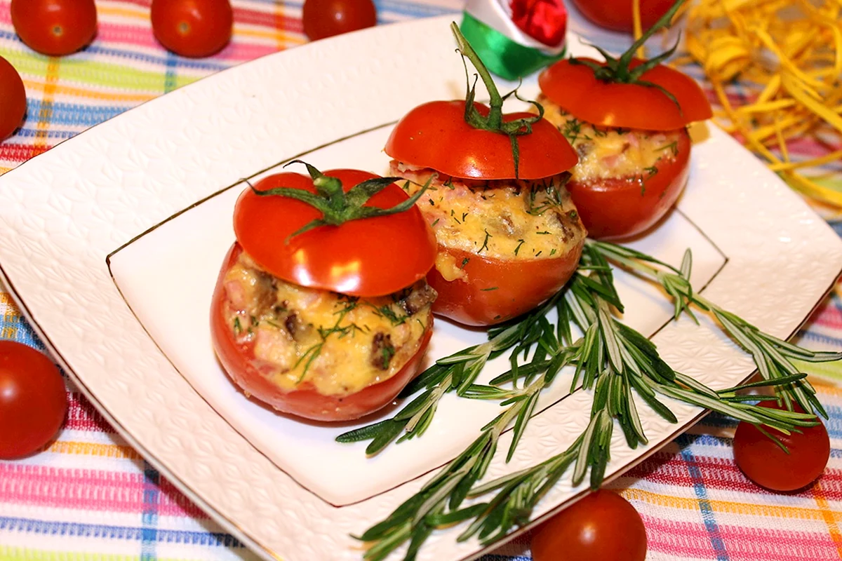 Яйца с помидорами фаршированными ветчиной и грибами