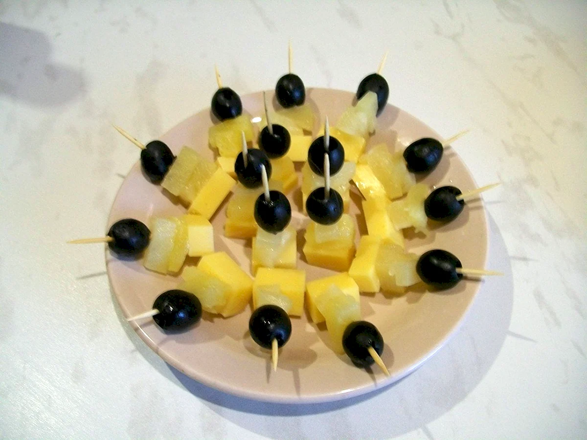 Канапе сыр ананас
