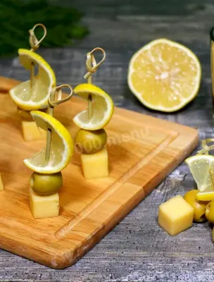 Канапе сыр оливки лимон