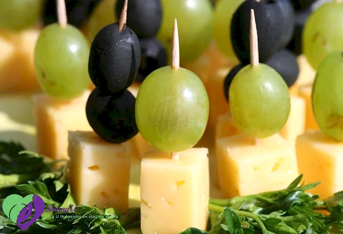 Канапе сыр виноград маслины
