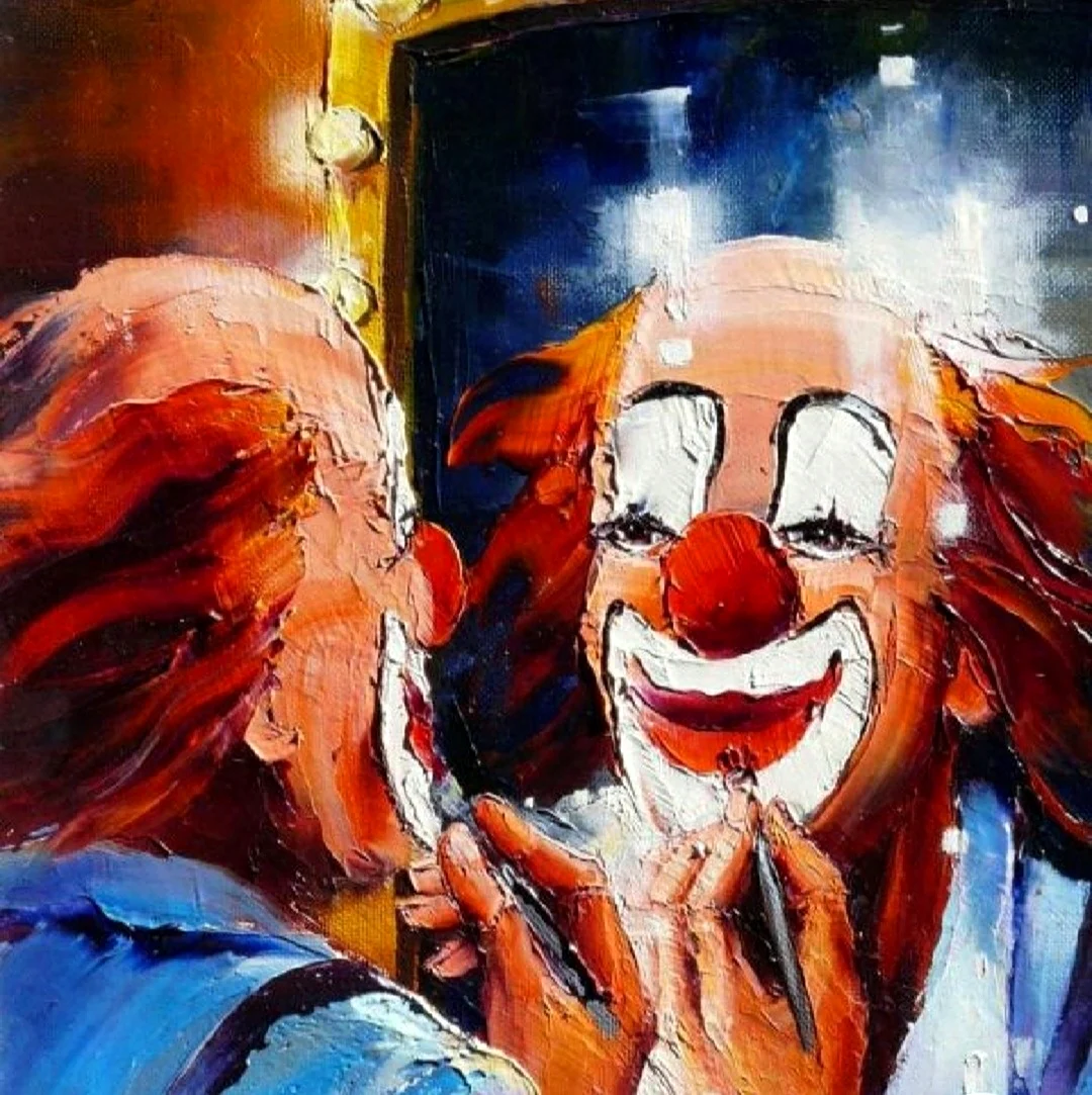Клоун смотрит в зеркало