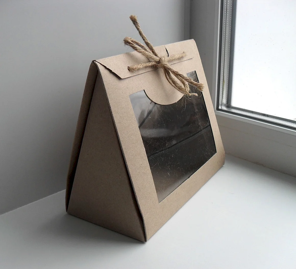 Коробка 21х105х185 картонная треугольная крафт с окном