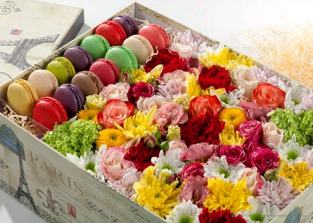 Коробка с цветами и сладостями