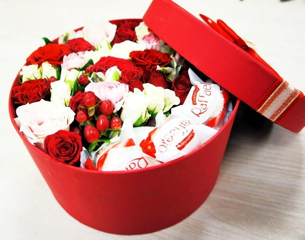 Коробки с цветами и конфетами