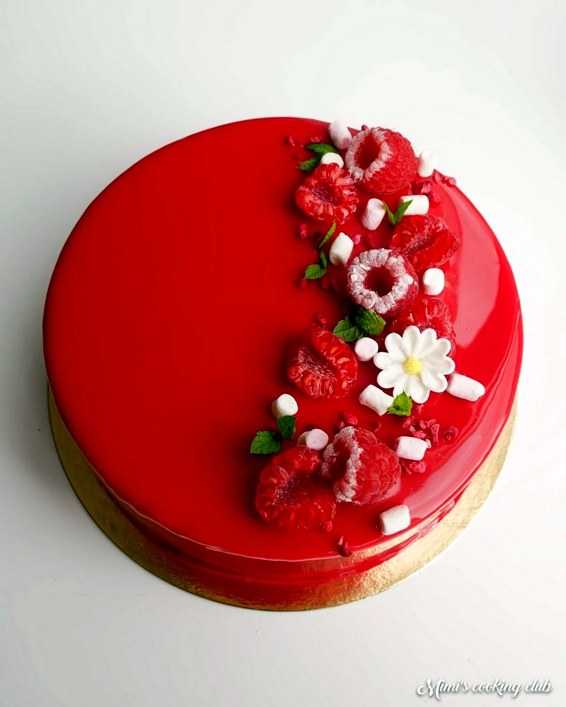 Красный муссовый торт