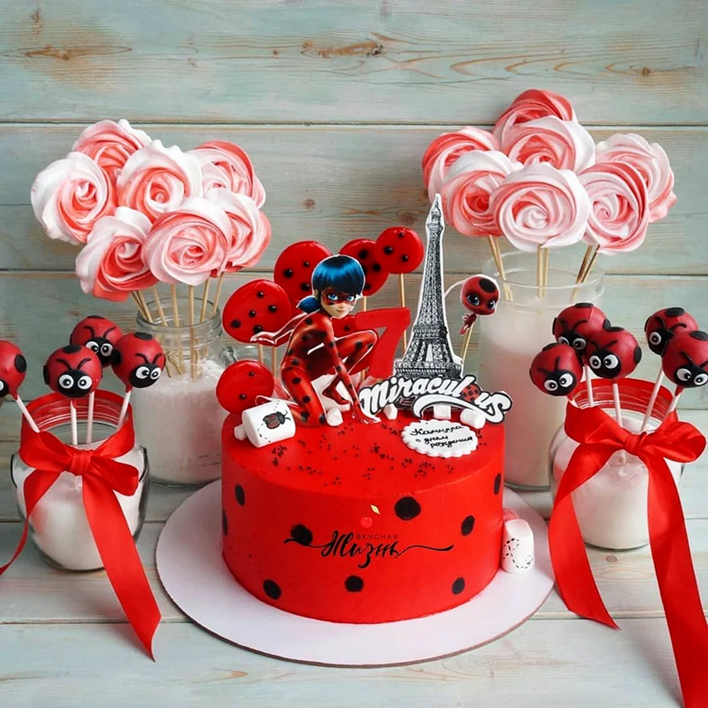 Красный торт на день рождения девочке