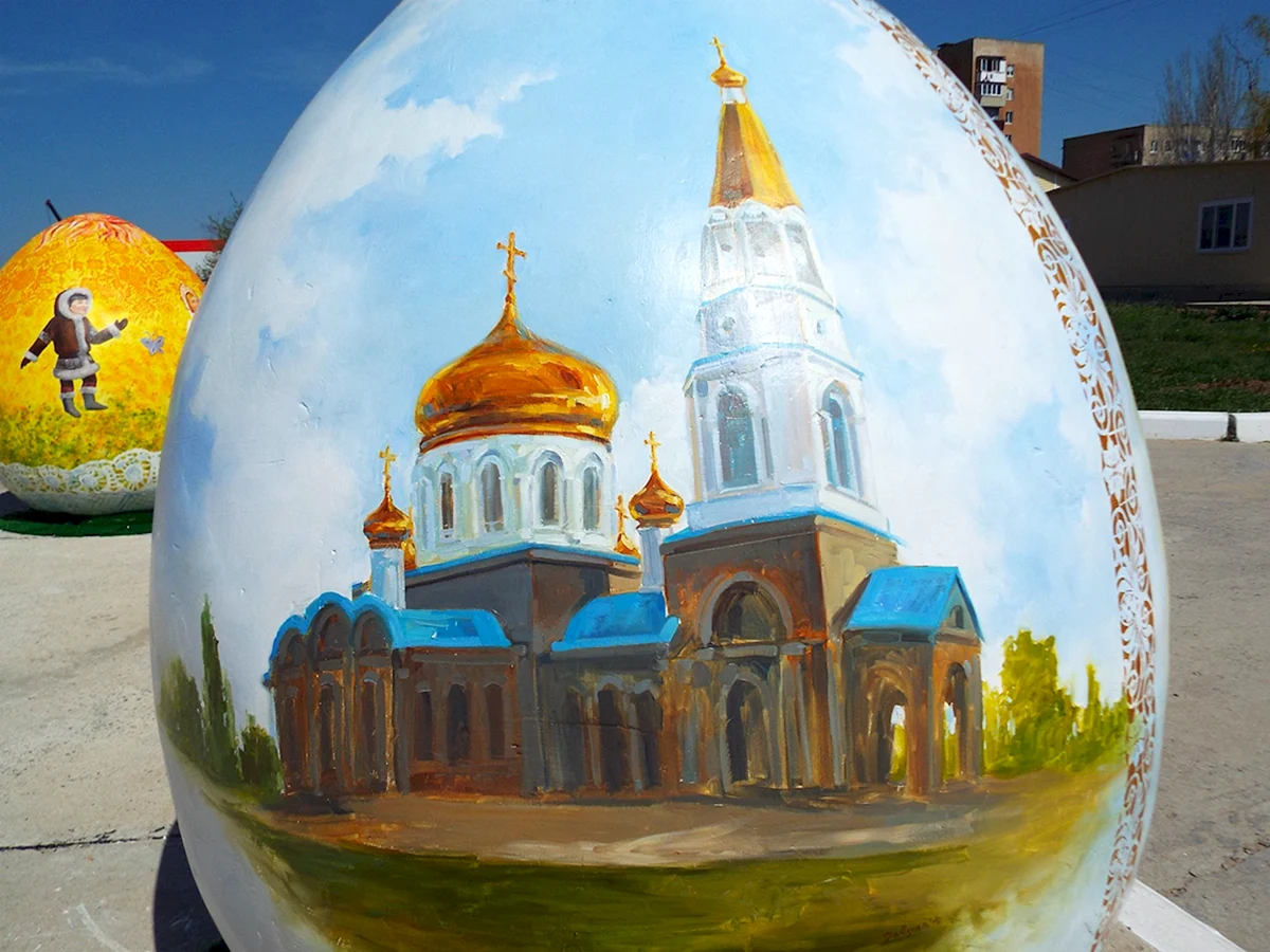 Купола Покровского собора пасхальные яйца