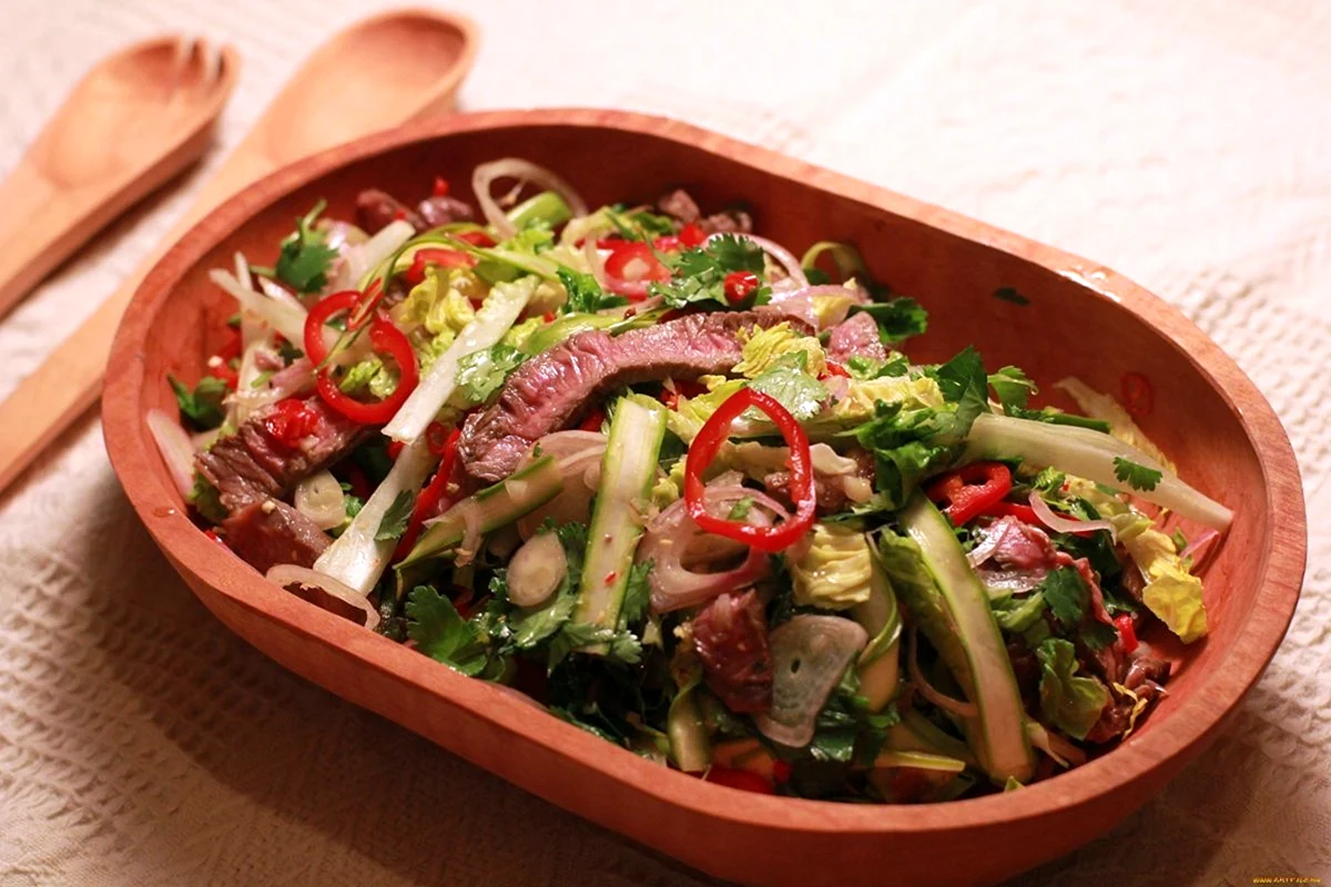 Мясной салат с овощами без майонеза