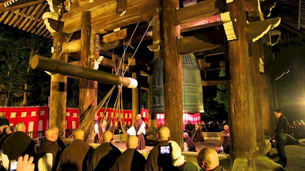 Новый год в Японии традиции 108 ударов колокола