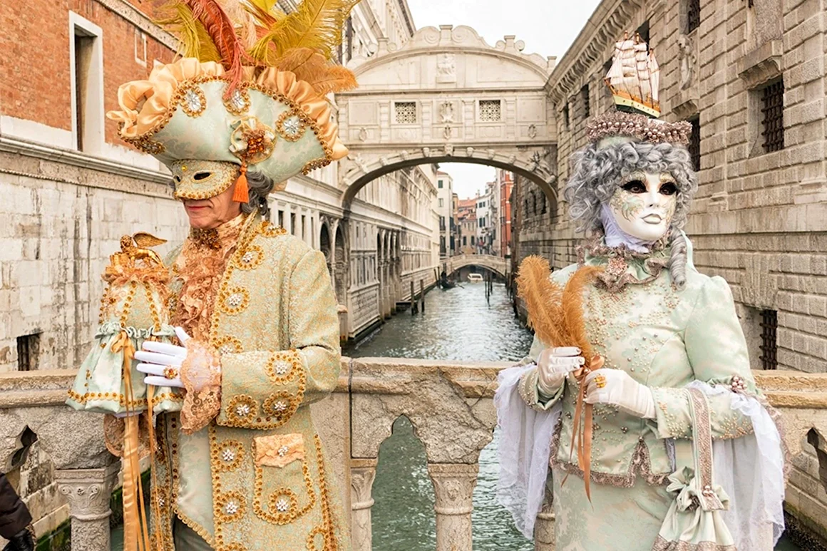 Пара в венецианских масках