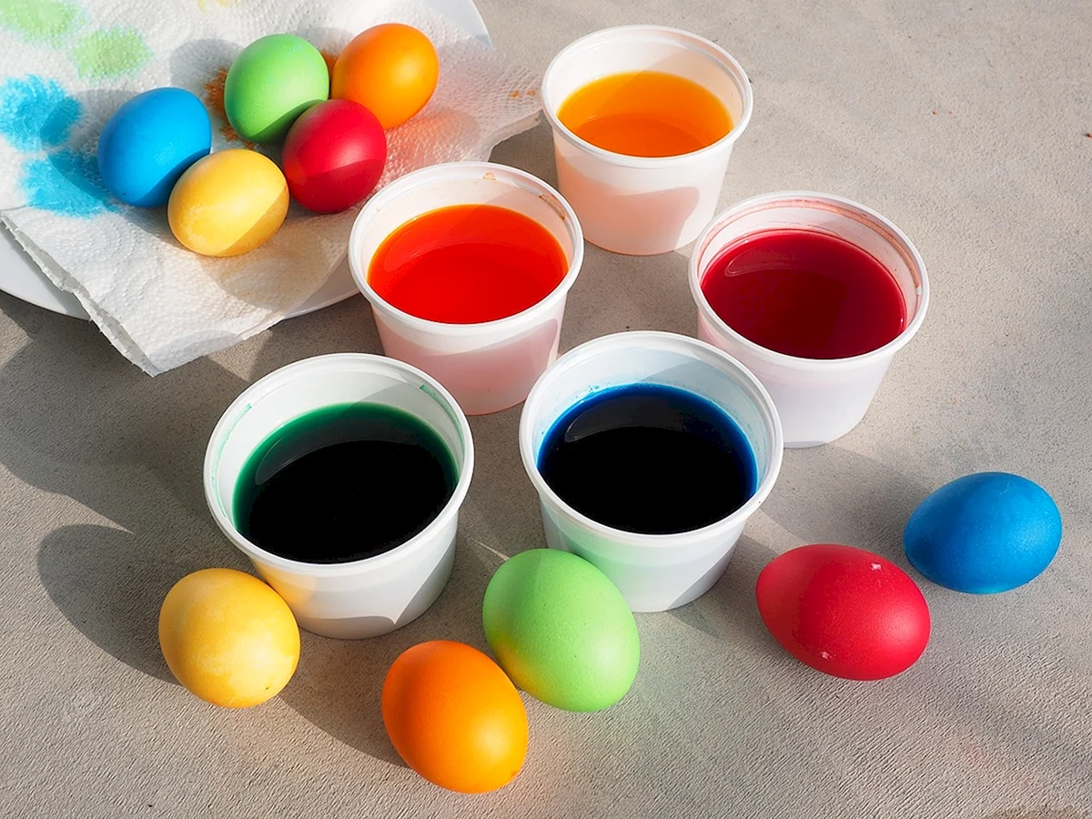 Пасхальные яйца красками
