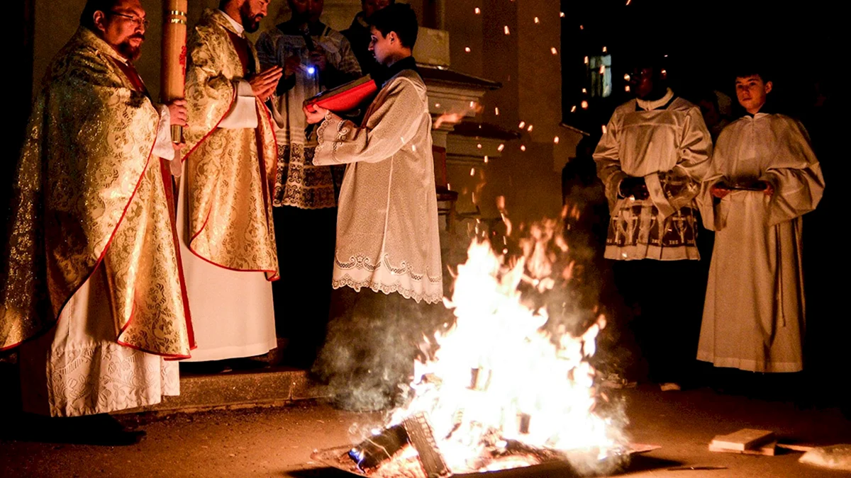 Пасхальный огонь в католической церкви