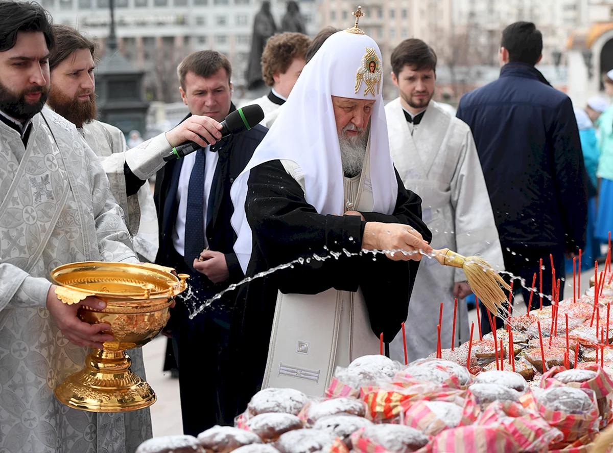 Патриарх Кирилл освящает куличи