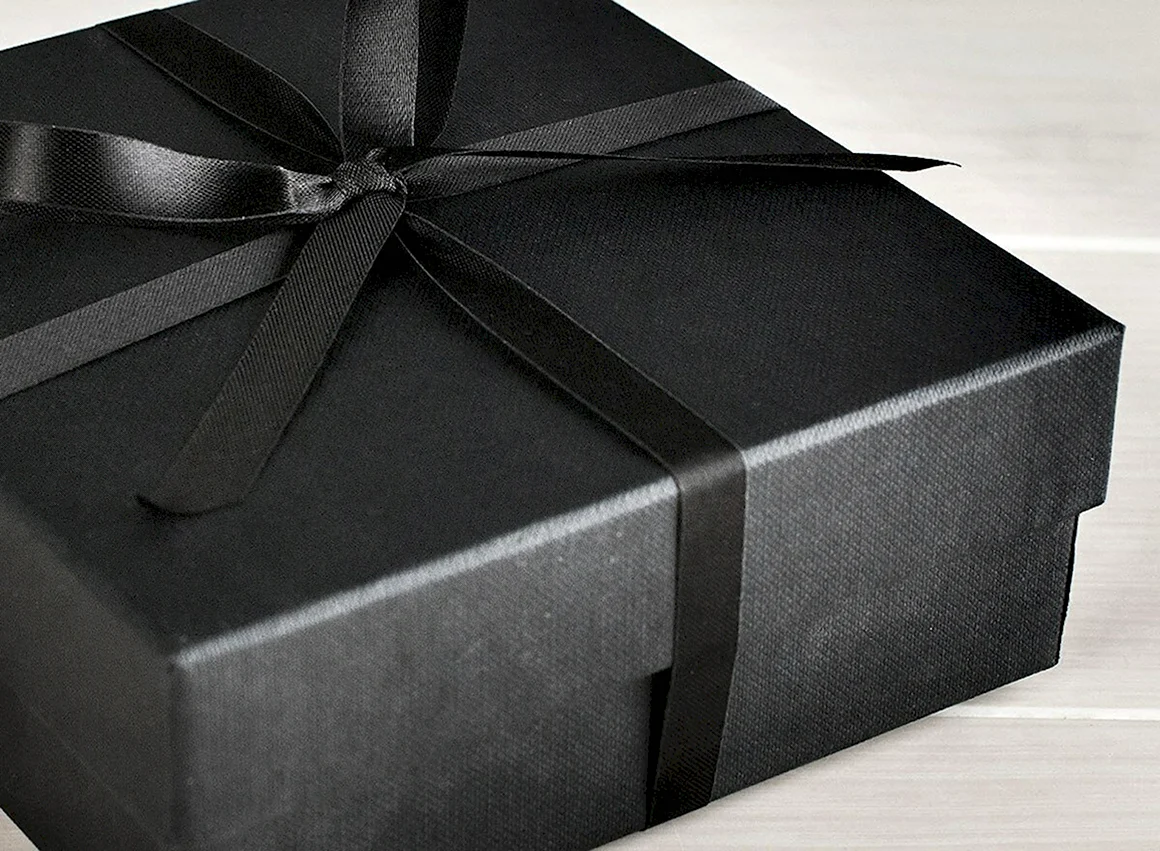 Подарочная коробка черная