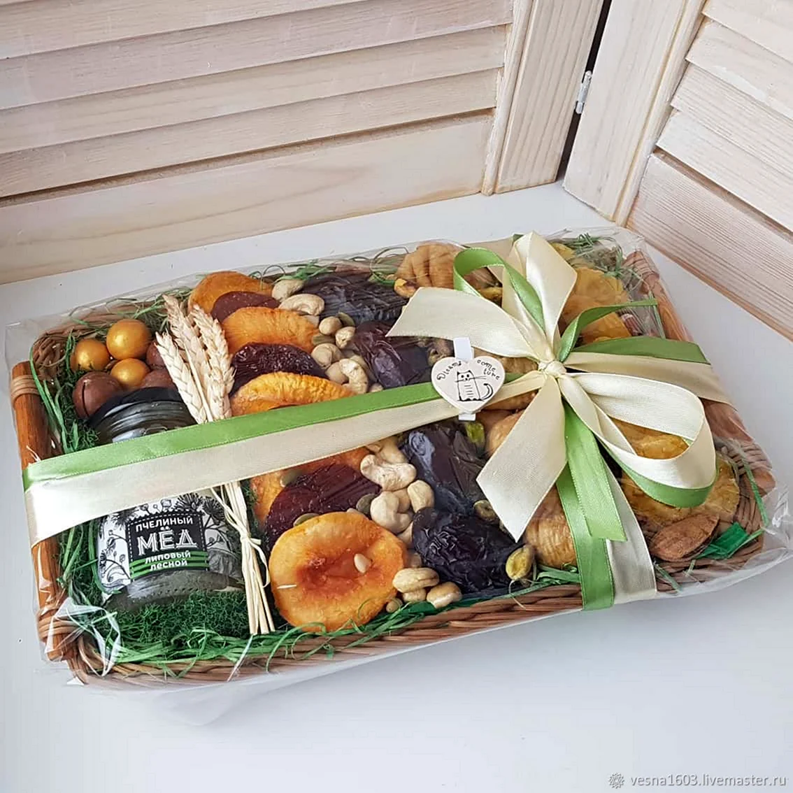 Подарочная коробка с орехами и сухофруктами