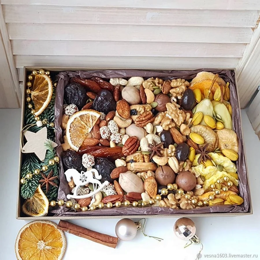 Подарочные коробки с орехами и сухофруктами