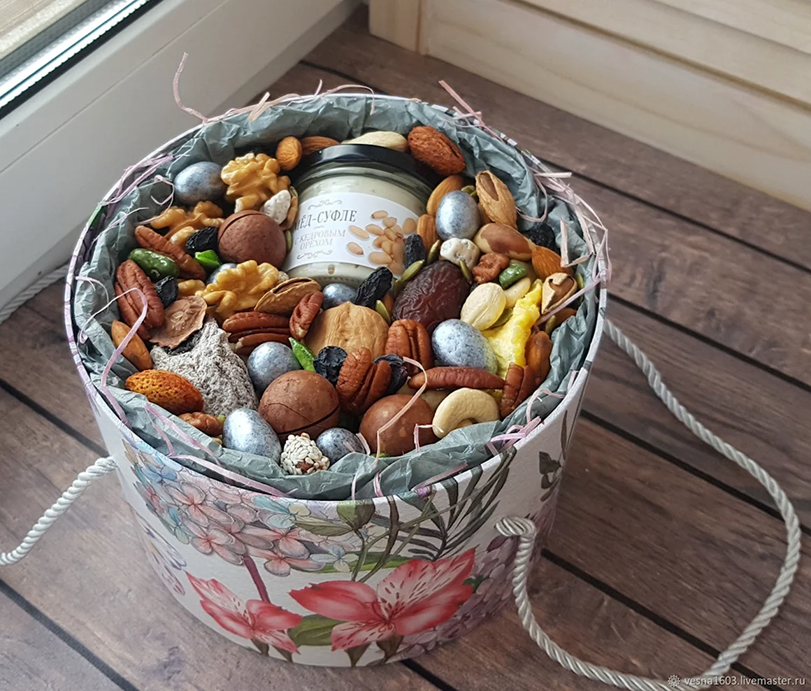 Подарок из орешков