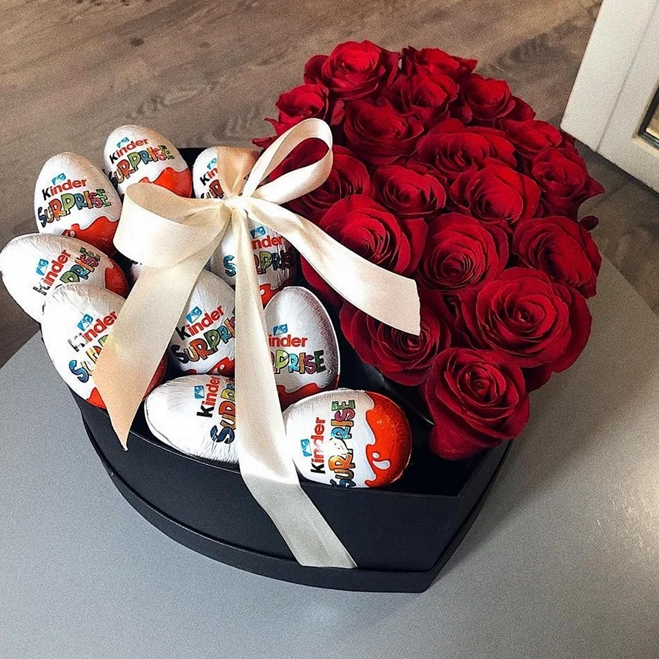 Подарок с цветами в коробке