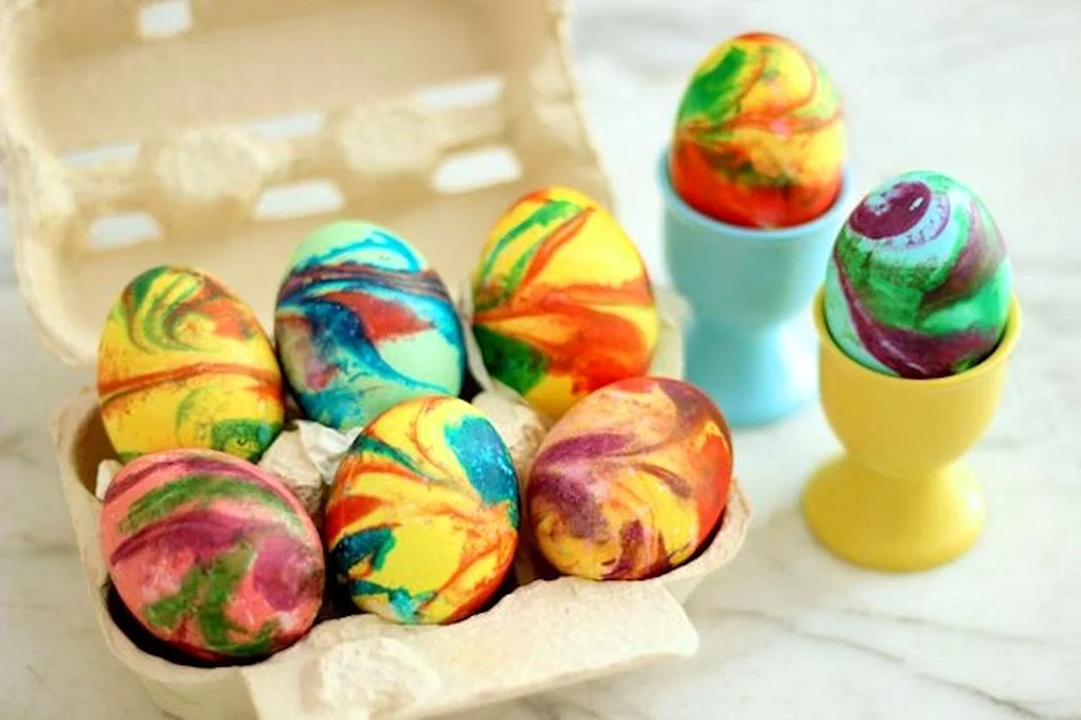 Разноцветные яйца на Пасху с помощью салфеток