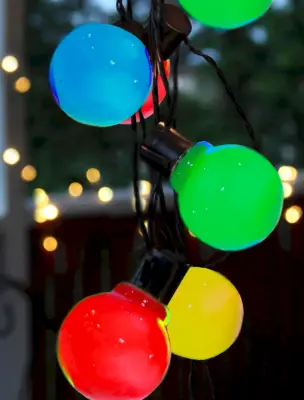 Разноцветные лампочки гирлянда