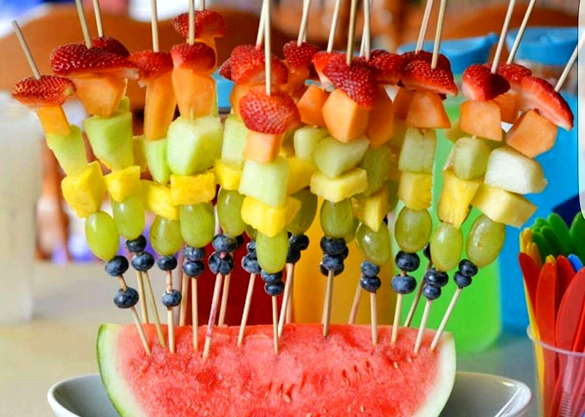 Шпажки с фруктами для детского стола