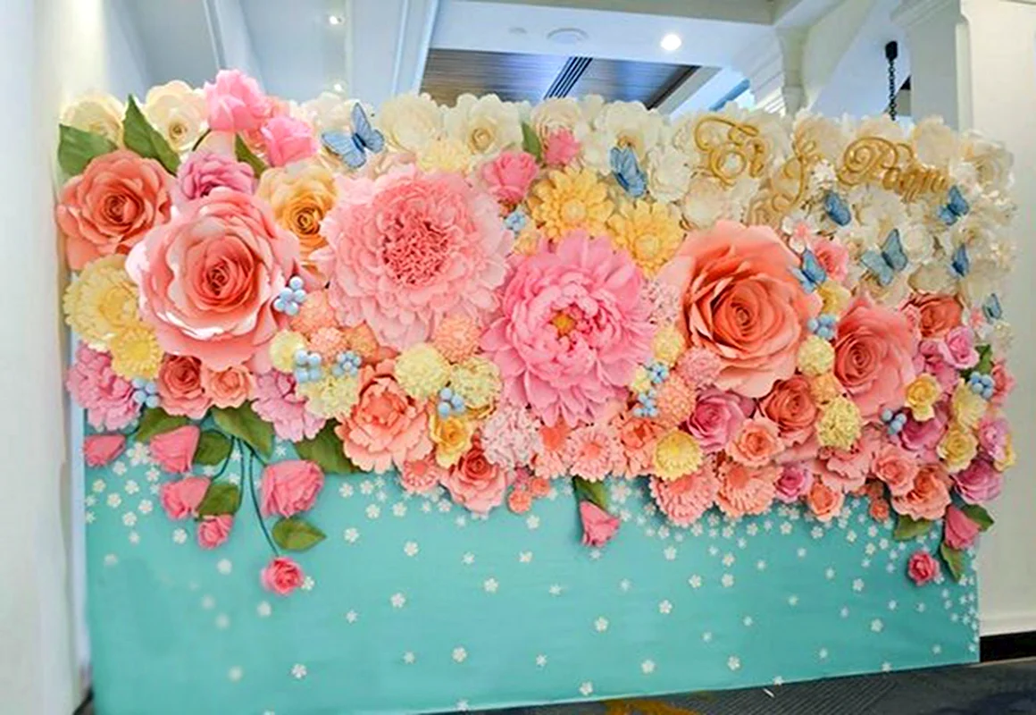 Стена из бумажных цветов