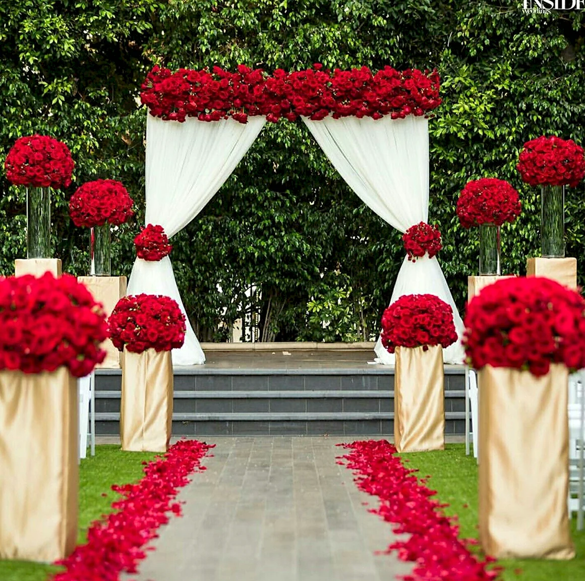Свадебная арка в Красном цвете