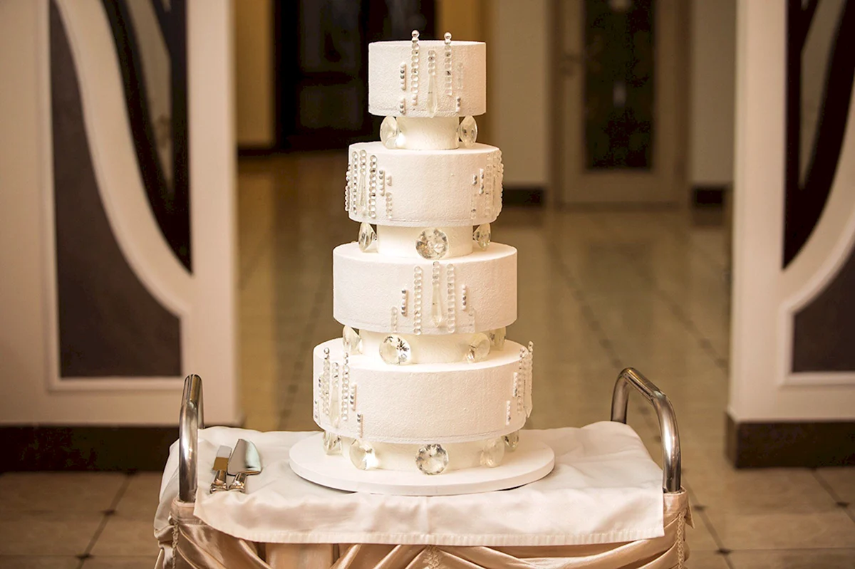 Свадебный торт на белом ганаше
