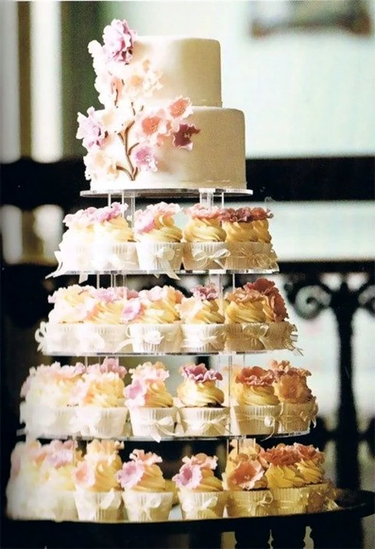 Свадебный торт с капкейками и трайфлами