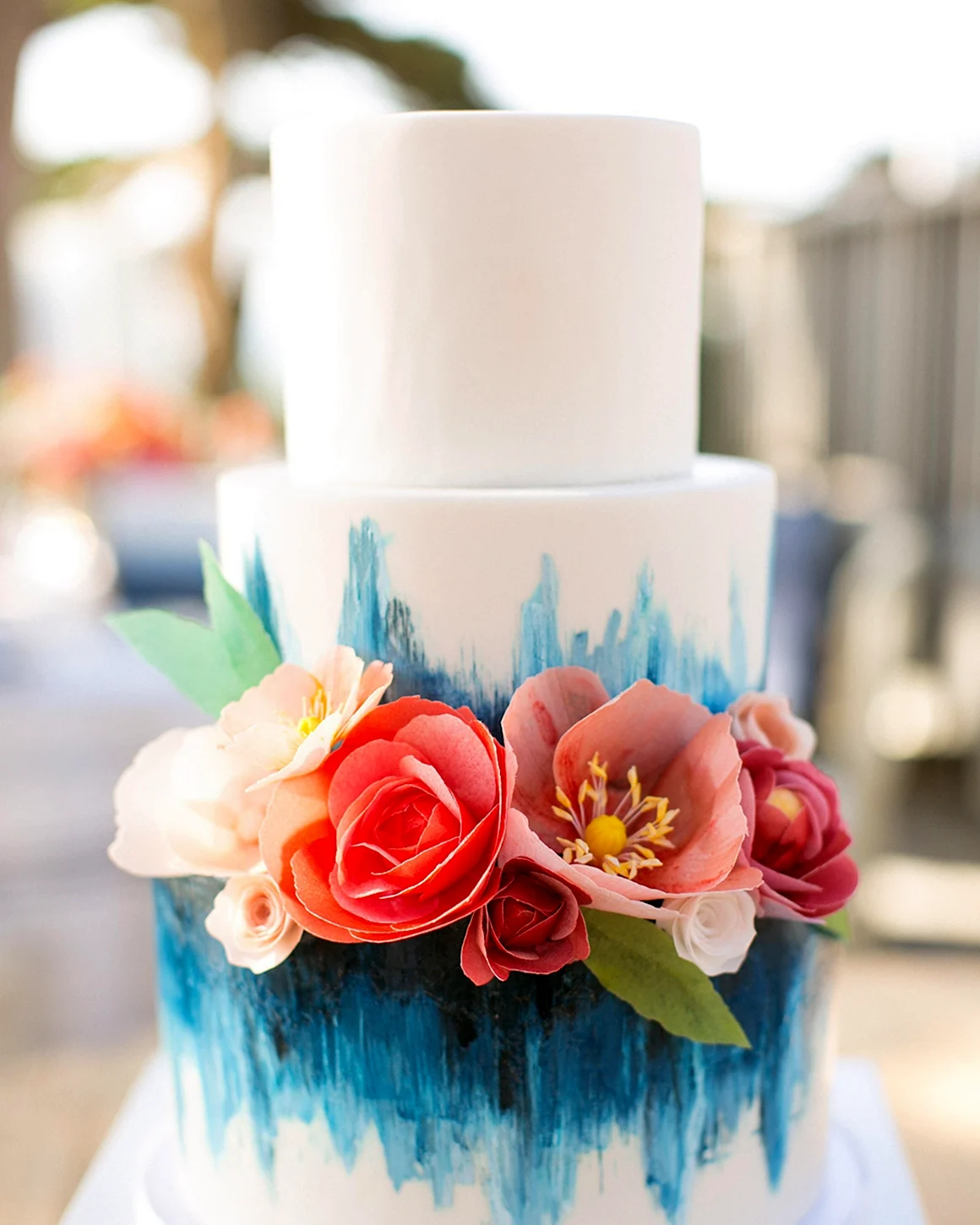 Свадебный торт с мазками и цветами