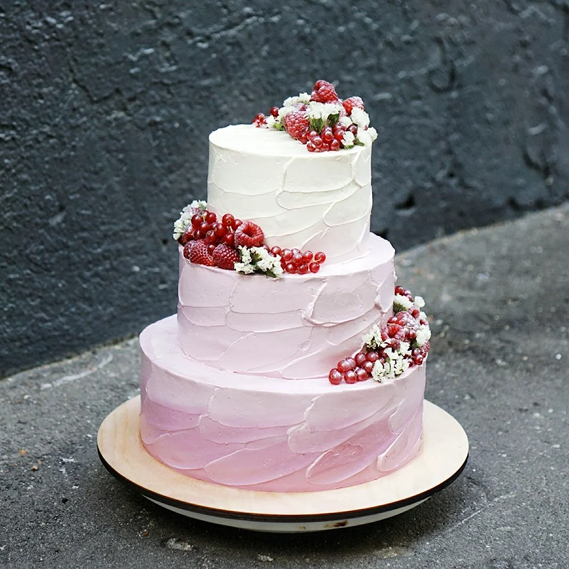 Свадебный торт трехъярусный 2022 без мастики