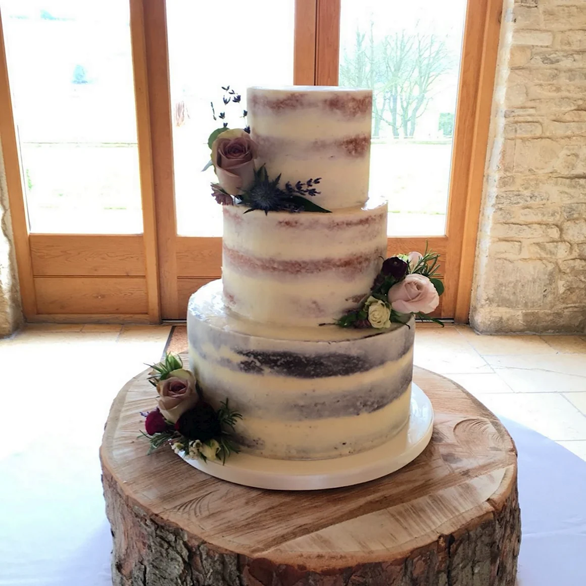 Свадебный торт в деревенском стиле