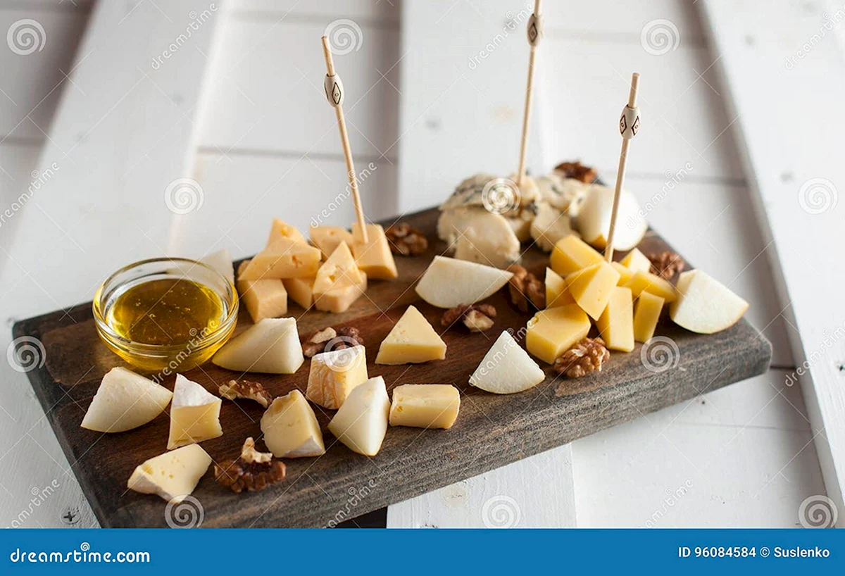 Сыр с плесенью с медом и орехами