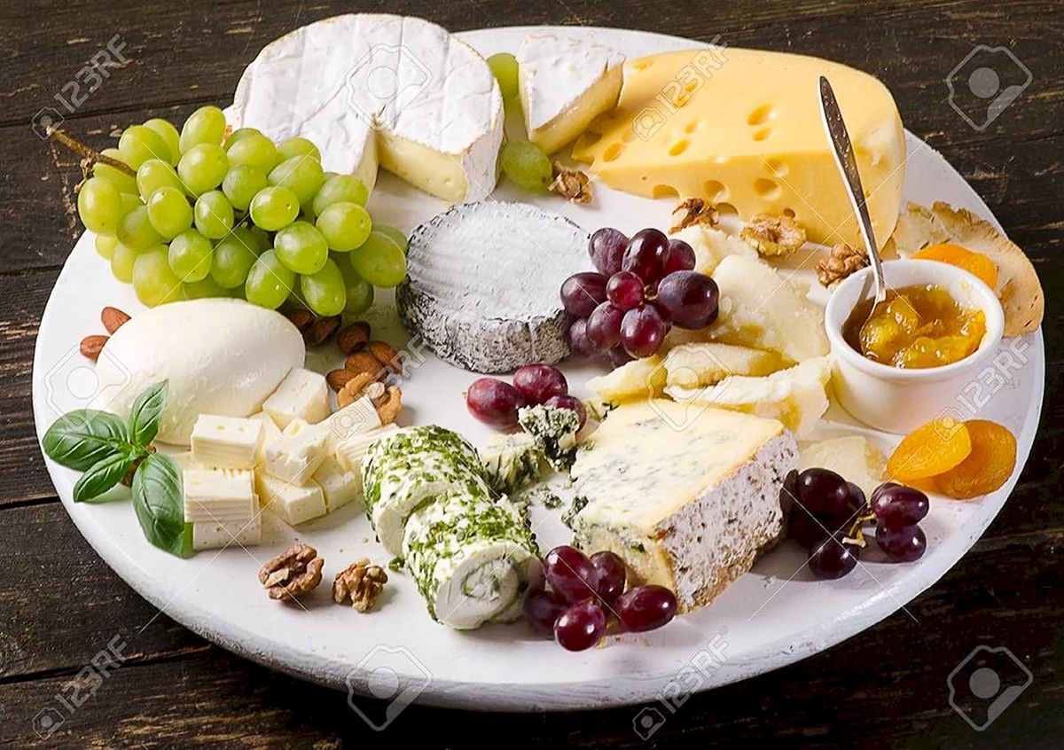 Сырная тарелка сыр мед грецкий орех виноград