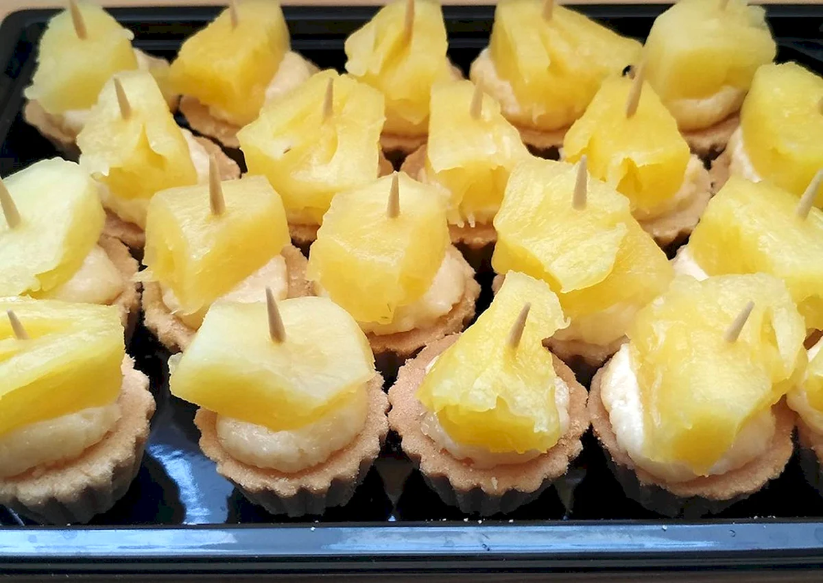 Тарталетки с ананасами и сыром
