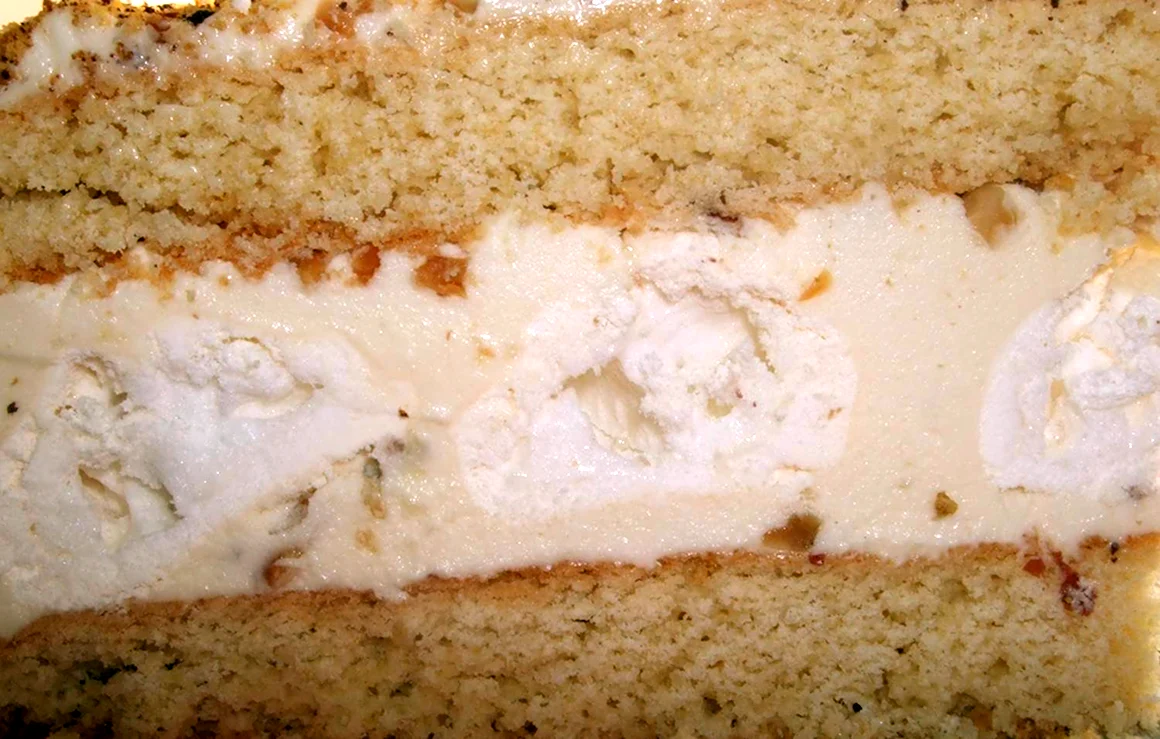 Торт бисквитный с безе и кремом