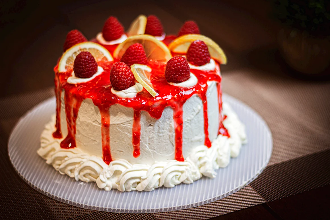Торт красно белый