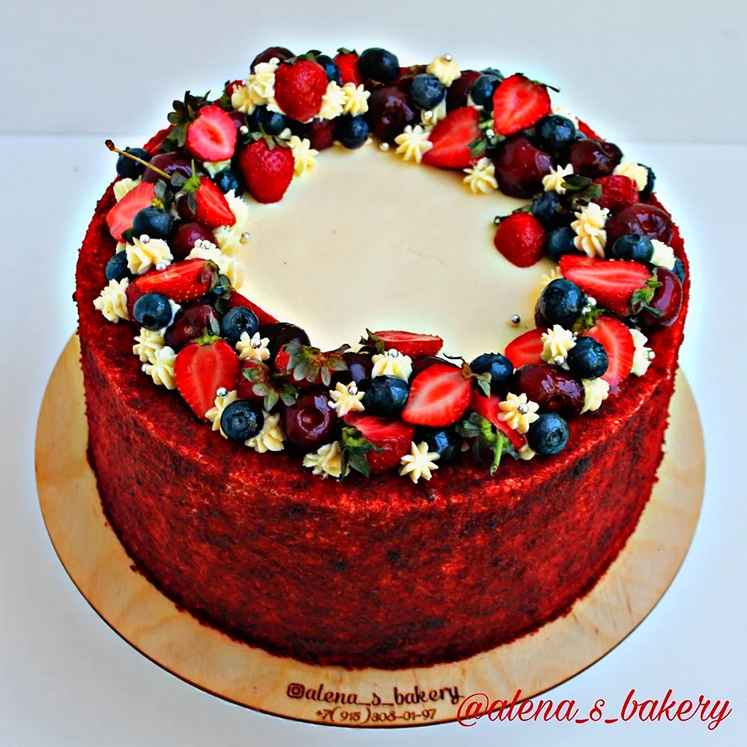 Торт красный бархат с ягодами