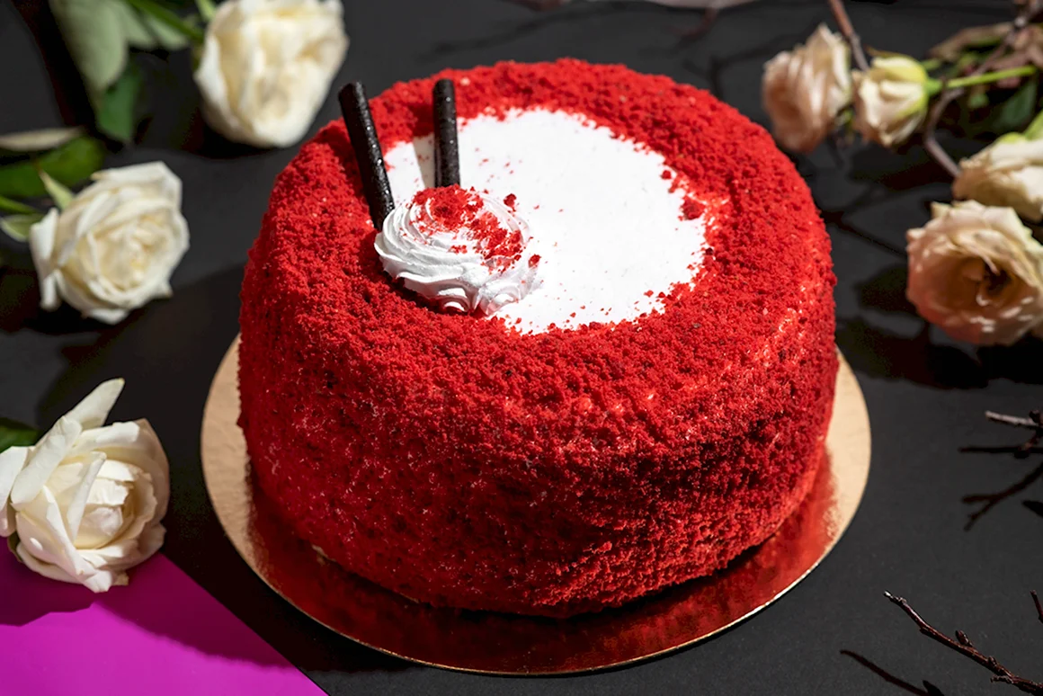 Торт с красным велюровым покрытием