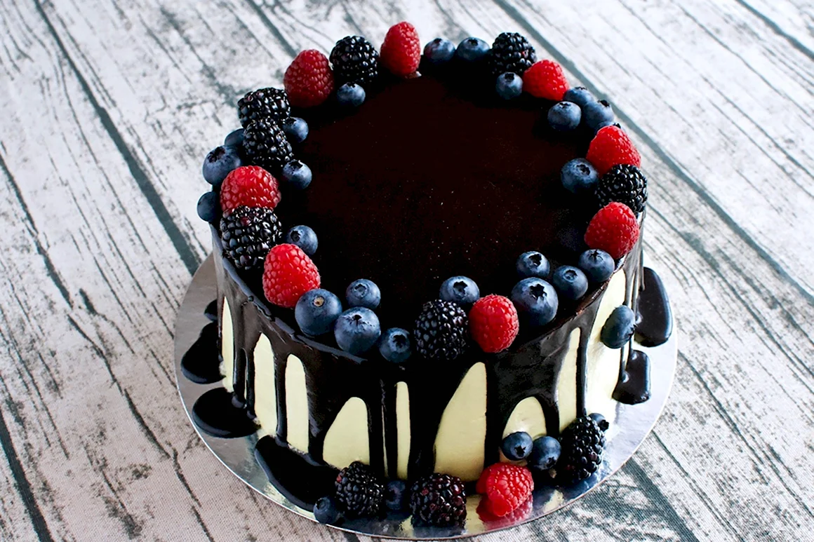 Торт с подтеками глазури и ягодами