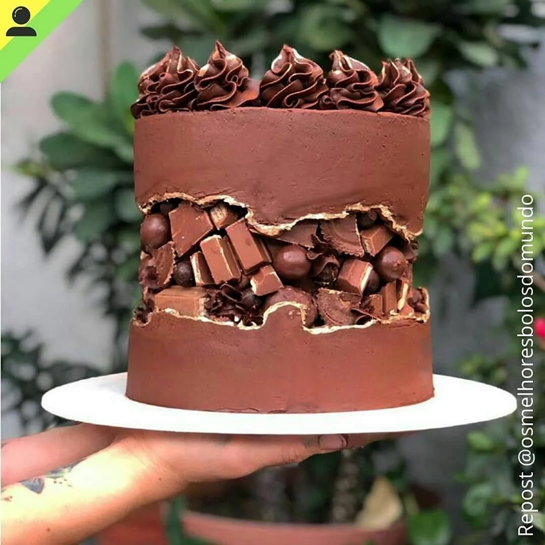 Торт украшенный шоколадными фигурками