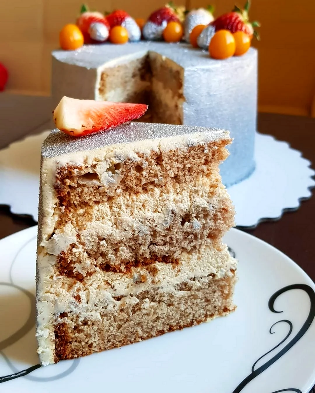 Цукер-лейках бисквитный торт с орехами